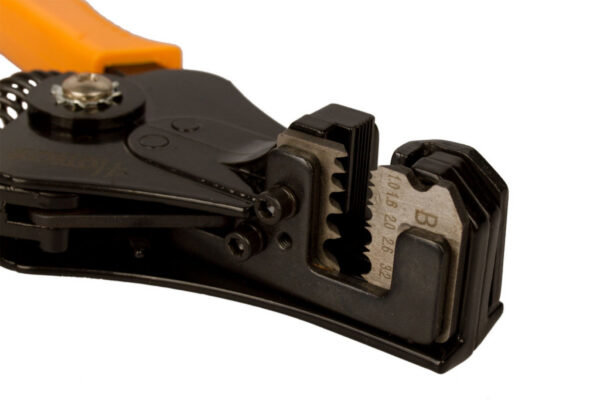 Odizolovací kleště s tvarovými noži 170 mm - HT140501
