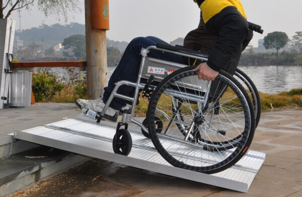 Přenosná skládací rampa pro invalidní vozíky, 122 cm - WR014FT